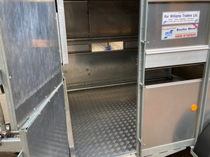 Nouvelle remorque à bétail en acier de 14 pieds, tri-essieux, haute capacité, avec plateformes pour moutons, portes de séparation pour bovins et ovins, roue de secours et réservoir à boue - Product Image 5