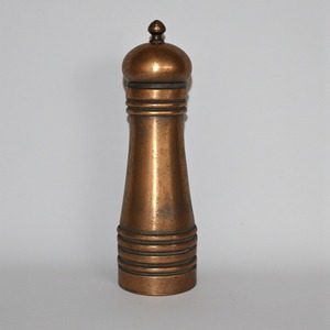 Moulin à poivre et à secouer en laiton élégant avec surface polie lisse Travail artisanal offrant un accent décoratif - Product Image 4