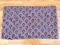 Tissu en coton pur gris de qualité supérieure avec motifs floraux rouges imprimés à la main et feuilles vert foncé, motif continu