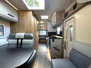 Autocaravana RV CAMPER Clase A con Volante a la Izquierda, 2022, 4 Plazas, Emisión Euro IV, SUV, Motor de 4.5L, Transmisión Automática, Asientos de Cuero - Product Image 5
