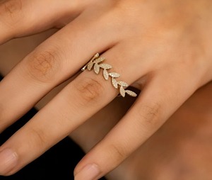 Belle bague en argent sterling Moissanite Forme de marques Bague personnalisée pour les femmes Diamant à facettes et autres bijoux en diamant - Product Image 3