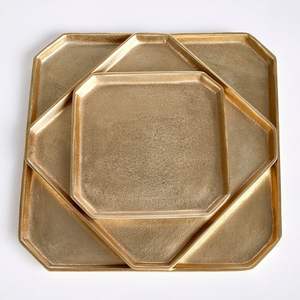 Plateau de service rond en fonte d'aluminium de forme classique et de texture sculptée idéal pour la charcuterie au fromage ou les fruits - Product Image 6