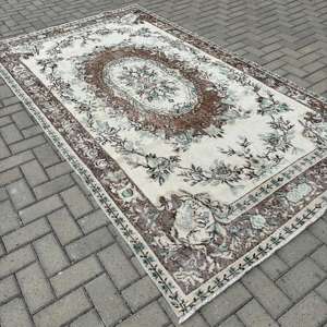 Alfombra Turca Vintage de 5.3x9.2 pies (161x280 cm), Alfombra a Cuadros Marrón y Blanca - Product Image 1