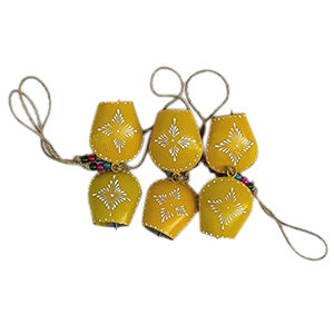 Nouvel arrivage Cloche suspendue en métal de Noël de couleur verte Lot de 6 sur corde Cadeaux décoratifs de Noël Article à vendre - Product Image 4