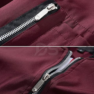 แจ็คเก็ตบอมเบอร์ผู้ชายแบบซิปเต็มตัว สีตามสั่ง สำหรับฤดูหนาว พร้อมโลโก้ด้านหน้า คุณภาพพรีเมียม น้ำหนักเบา ระบายอากาศได้ดี แห้งเร็ว เป็นมิตรกับสิ่งแวดล้อม - Product Image 4