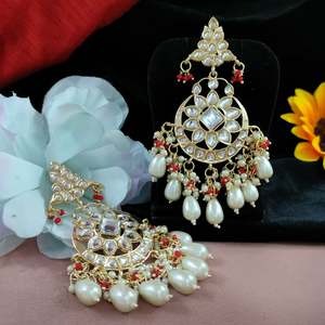 Pendientes Kundan con perlas colgantes, juego de piedras preciosas de alta calidad en una base dorada o plateada, atractivo atemporal, brillo suave y brillante - Product Image 1