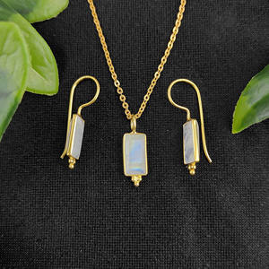 Collier rectangulaire en pierre de lune arc-en-ciel de haute qualité serti de boucles d'oreilles plaquées or pour fiançailles prix en gros - Product Image 1