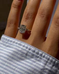 Bague de fiançailles à trois pierres en CZ taille coussin 10x8 mm, plaquée or jaune, argent 925, bijoux de mariage fins pour femmes, vente en gros - Product Image 4