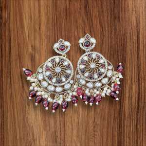 ต่างหูอัญมณีแฟชั่นสำหรับผู้หญิงดีไซน์ไข่มุกหินเงาแบบดั้งเดิมที่สวยงาม - Product Image 1