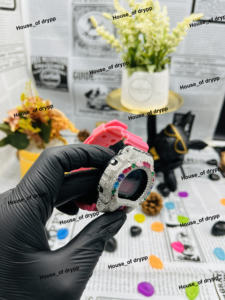 Reloj Iced Out VVS Moissanite con Bisel de Diamantes Multicolor, Correa de Goma Rosa, Esfera Plateada, Diseño Atrevido para Unisex - Product Image 3