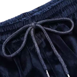 Conjunto de dos piezas de terciopelo con patrón sólido de moda Sudadera con capucha transpirable y pantalones con cordón para ropa de calle de invierno Look chándal de terciopelo - Product Image 6