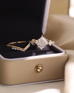 Princesa corte 8mm moissanita nupcial conjunto anillo de compromiso con Chevron banda oro plata mujer joyería OEM - Product Image 5