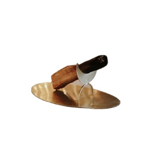 Brûleur en laiton Palo Santo en forme de lune, 100% fait main, parfum bois d'agar et bois de santal, avec bouchon en coriandre - Product Image 1