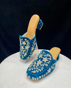 Producto Premium Calzado de mujer de estilo tradicional hecho a mano para ropa de fiesta de boda Disponible al por mayor - Product Image 5