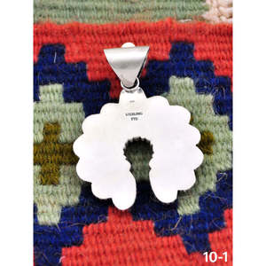 Pendentif fait main style sud-ouest en turquoise eau blanche et buffle blanc, serti clos en argent sterling, idéal pour un cadeau - Product Image 4