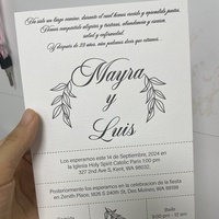 Invitations de mariage et de Quinceañera (Sweet 15/16) en vert sauge et olive, avec motif floral en relief, logo doré et lettrage blanc en typographie