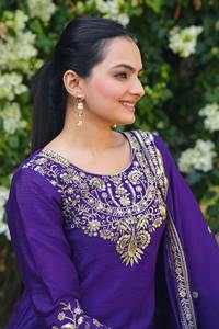 Conjunto Sharara de diseño indio-pakistaní, en tela Chinnon, ideal para fiestas elegantes, bodas, uso tradicional y casual. - Product Image 2