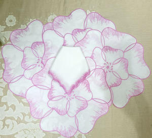 Ensemble de sets de table et de serviettes en forme de fleur rose brodée avec des bordures festonnées en coton blanc, pour la maison et les restaurants - Product Image 2
