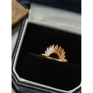 Anello Sigillo Celestial Gold Sunburst con Intarsio Inossidabile, Anello Impilabile di Tendenza con Design Sole e Stella, Regalo per Lei - Product Image 2