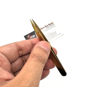 Pinzas Profesionales para Cejas con Punta, Chapadas en Oro Plasma Arcoíris, Logotipo Personalizado, Acero Inoxidable Sostenible, Puntas Afiladas - Product Image 3