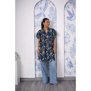 Chemise Kaftan Love Birds, paréo de plage avec motif d'oiseaux unique, sans manches, col en V, 100% coton cambriqué - Product Image 5