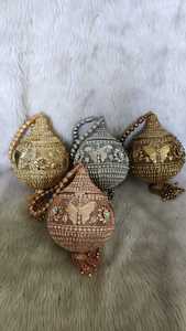 กระเป๋าคลัทช์ออกงานดีไซน์ทันสมัย คุณภาพพรีเมียม ประดับลูกปัดโลหะ น้ำหนักเบา หรูหรา มีสไตล์ ซับในผ้าไหม สายสะพายไหล่ แบบ Kiss - Product Image 2