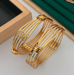 Brazaletes lineales de Latón chapado en oro multicapa adornados con tres filas de piedras blancas brillantes, a precios de mayorista. - Product Image 1