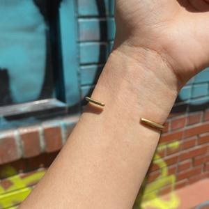 Mejor Quty Artesanías en relieve de Latón chapado en oro Brazalete de metal Brazaletes con incrustaciones de perlas para mujeres Fabricante EN LA India - Product Image 4