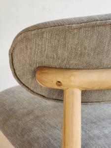 Chaise de salle à manger contemporaine en bois massif avec assise et dossier rembourrés en microfibre pour villa, hôtel, restaurant - Product Image 3