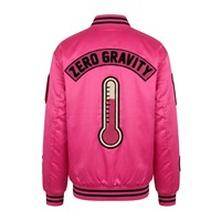 Blouson Bomber Oversize en Satin Unisexe Rose Vif Noir avec Patchs en Chenille Doublure Sublimée Personnalisable OEM Streetwear Boutons sur le Devant