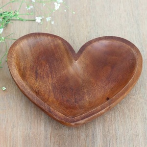 Ensaladera de madera decorativa hecha a mano en forma de corazón Cuenco de madera de mango personalizable para uso multiusos - Product Image 1