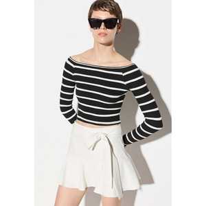 Top Corto con Cuello Cuadrado de Tela Twill a Rayas Blancas y Negras - Product Image 1