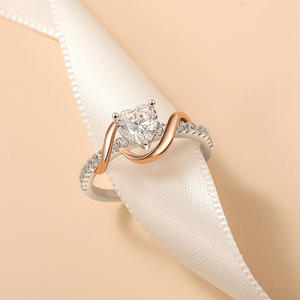 Bague de fiançailles Jeulia Amore Two Tone Twist personnalisée avec un cœur en diamant - Product Image 5