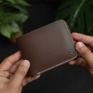 Cartera Bifold Geométrica Clásica No. 55 Pro, Cuero Marrón Oxidado, con Múltiples Ranuras para Tarjetas y 5 Años de Garantía - Product Image 3