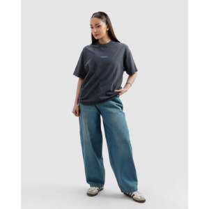 เสื้อยืดเจอร์ซีย์เอสเซนเชียล ผลิตจากผ้าฝ้าย 100% สีเทาเข้มแบบวอช - Product Image 1