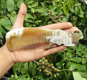 Peine de cuerno de textura natural elaborado por artesanos expertos para un uso duradero - Product Image 3