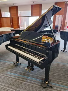 เปียโนแกรนด์ Yamaha G2E 88 คีย์ เครื่องดนตรีระดับมืออาชีพสำหรับคอนเสิร์ต แผ่นหน้าไม้สปรูซคุณภาพพรีเมียม เสียงสะท้อนที่ไพเราะ รุ่น 2353070 - Product Image 2