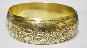 Bracelet manchette en cuivre plaqué argent de luxe pour femmes, motif floral tribal vintage en relief, fait main, réglable, ouvert - Product Image 2