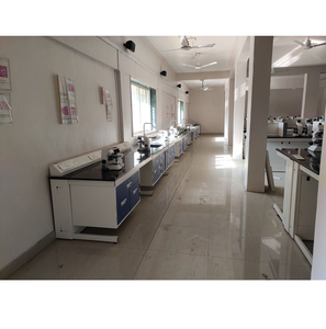 Table d'équilibre anti-vibration moderne en acier inoxydable avec 8 + tiroirs pour meubles de laboratoire d'atelier d'hôpital meubles Bhavna - Product Image 5