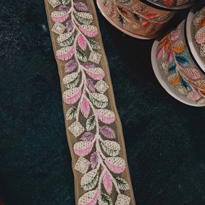 Tissu durable en dentelle douce pour robes Sarees Lehengas et vêtements de mode Prix de gros disponible auprès d'un fournisseur de confiance - Product Image 1