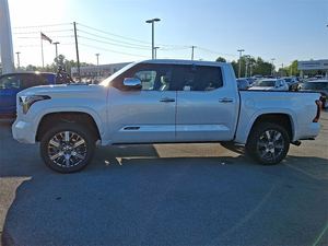 HV crewmax CAB พร้อมล้อโครเมียม4WD สีขาว2024 Toyot_a Tundr_a แบบไฮบริด - Product Image 3