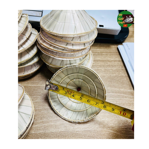 Chapeau de jardinage en bambou / Chapeau conique asiatique Non La, chapeau conique miniature fait à la main en bambou naturel et feuille de palmier pour la décoration culturelle - Product Image 1