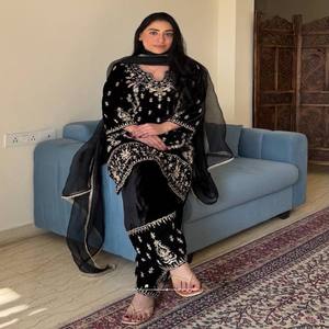 Ensemble Kurti Plazzo en velours VASTRA COTTAGE avec broderie, Plazzo Dupatta, tenue ethnique élégante pour les fêtes et les festivals - Product Image 3