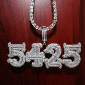 Colgante de Moissanita Real de corte redondo de 4 quilates chapado en oro amarillo de 14 quilates, abalorio de número personalizable para fiestas - Product Image 2