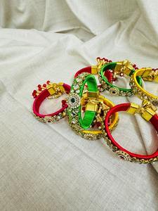 Achetez des cadeaux uniques et économiques pour la cérémonie du haldi, des bracelets en fil pour les invités, des cadeaux de mariage indiens, des cadeaux de haldi mehndi - Product Image 5