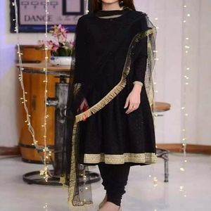 NOUVEAU COSTUME DE SOIRÉE POUR FEMMES EN COULEUR NOIRE TOP VENTE DE COSTUME FEMME EN 2024 FABRIQUÉ AU PAKISTAN AU PRIX DE GROS ET EN DIRECT USINE - Product Image 1