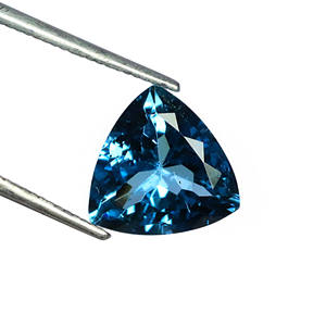 Topaze bleue de Londres naturelle pierre précieuse à facettes bien polie pierre de taille de topaze bleue de Londres incroyable pierre de coupe de trillion pour bijoux - Product Image 3
