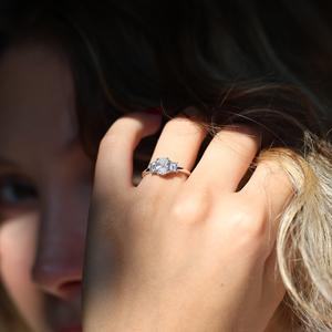 แหวนหมั้นวงรี10x8สีขาวเพชรโมอิสบาแกตหินด้านข้างสีทองสีเงินเครื่องประดับงานแต่งงานสำหรับผู้หญิง - Product Image 4