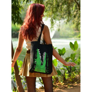 Sac fourre-tout noir avec fermeture éclair et logo crocodile imprimé, doublure en polyester, décoration brodée, sac de plage en coton et polyester - Product Image 2