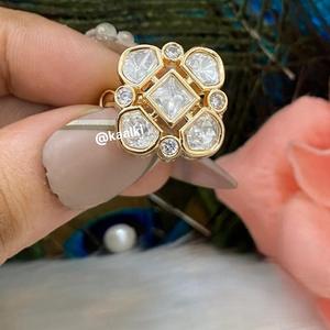 Bague de mode indienne traditionnelle pour femmes Emerald Glow Jadau Shine en laiton pour les mariages, les fêtes et les fiançailles - Product Image 1